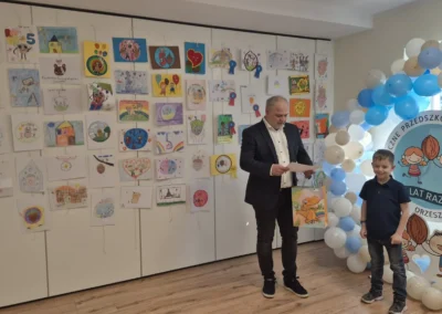 Wręczenie nagród w konkursie „Urodzinowe Logo” w Niepublicznym Przedszkolu Terapeutycznym Orzeszek w Żarach